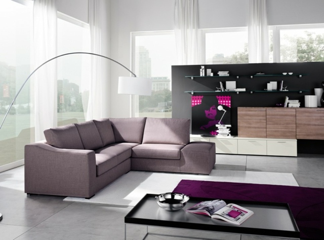 Mestský byt svetlý purpurový sedací rohový nábytok do obývačky Nástenná lampa na čítanie-tmavý-konferenčný stolík-koberec