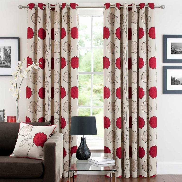 nápady na oponu béžové červené kvety motívy pivonky gauč hnedý