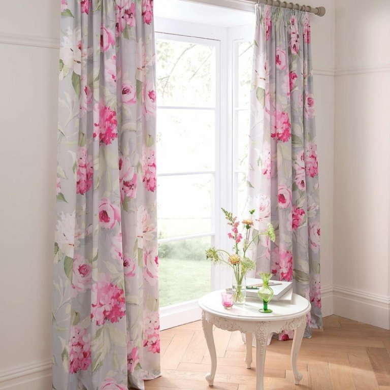 nápady na záclony vintage štýl romantické ruže ružový bočný stôl biely