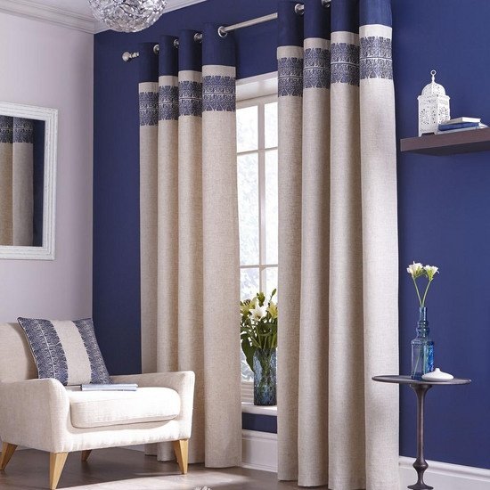 bavlnená opona-na stmavenie-čipka-motív-farba-steny-tmavo-modrá