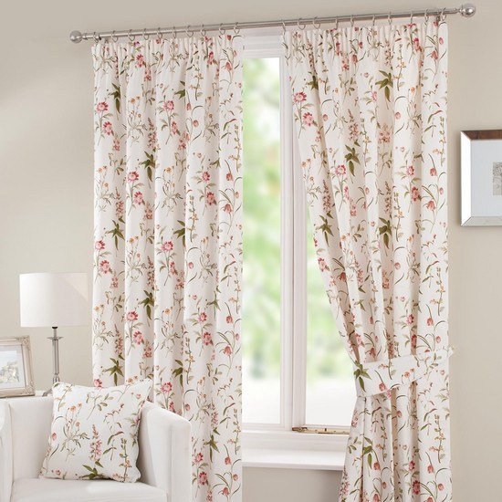 kvetinové vzorované záclony-dizajn-splývavá látka