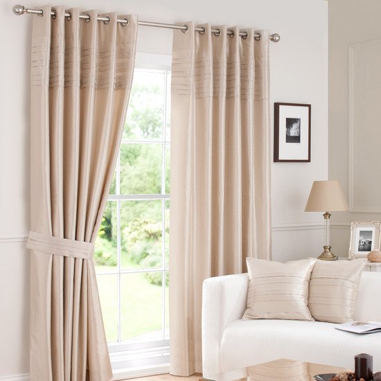 saténová záclona-pripravená-záclona-moderné-tiebacky-kovová záclonová tyč