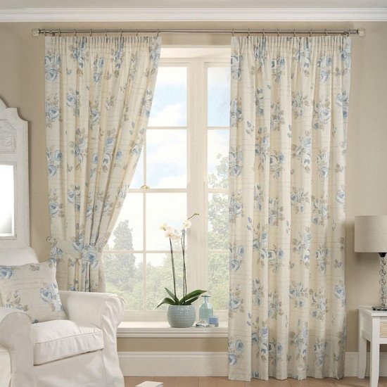 pár záclon-ošarpaných-šik-dekoratívnych-šatiek-vzorovaných kvetov