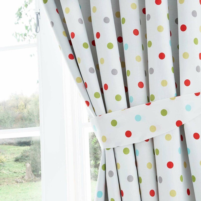 nápady na záclony bodový vzor biely farebný zariaďovací interiér