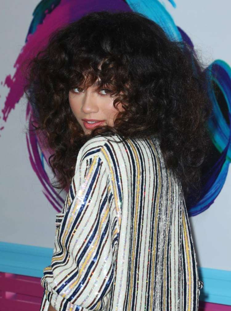 Disco kučery účes vlasy 70. rokov kučeravé vlasy s ofinou