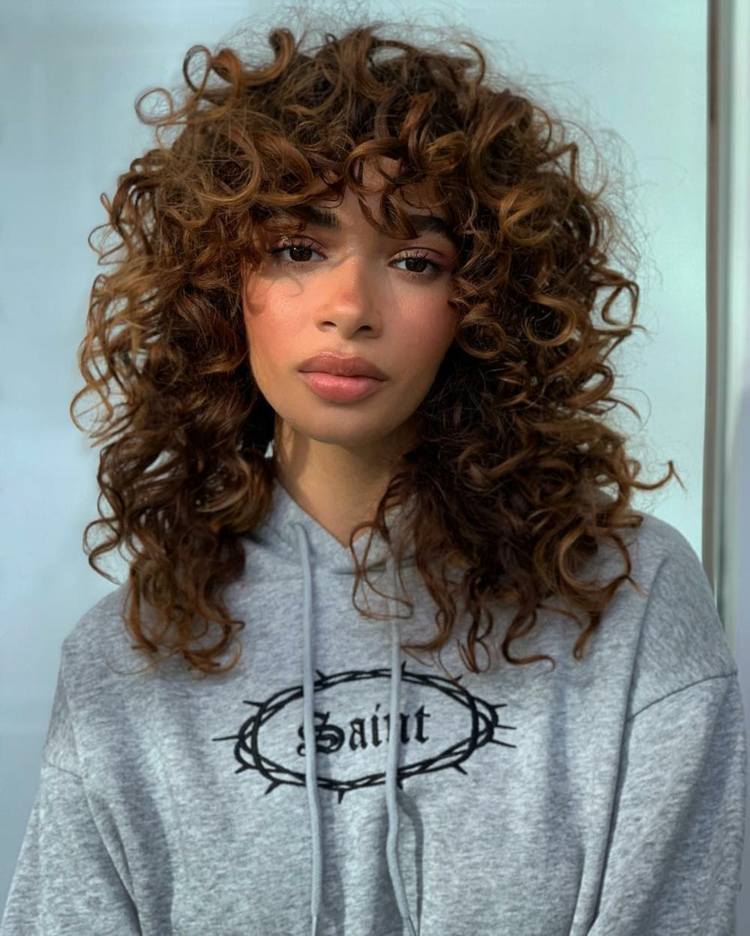 Shag účes pre kučeravé vlasy trend účesu 70. rokov