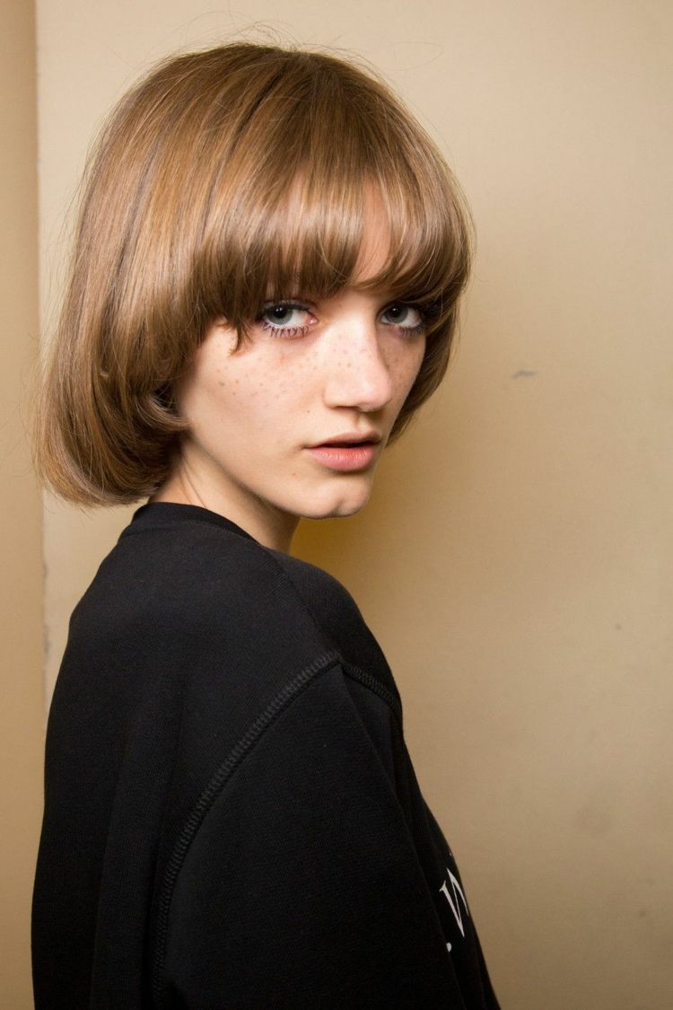 Účesová hlava s trendom v štýle húb krátke vlasy s ofinou