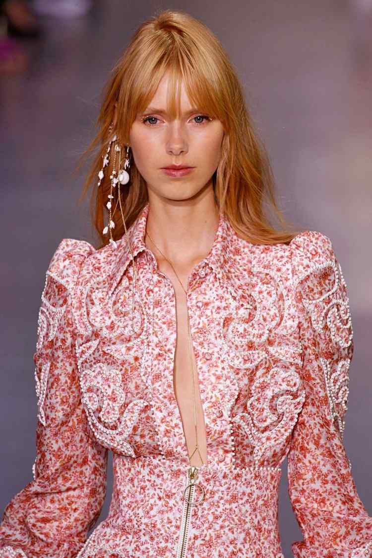 dlhá ofina štýl 70. rokov účes narovnať vlasy