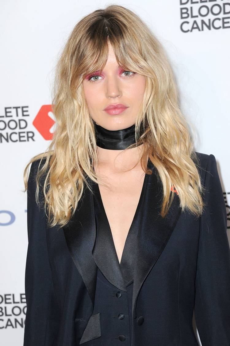 účes s dlhou ofinou v štýle 70. rokov