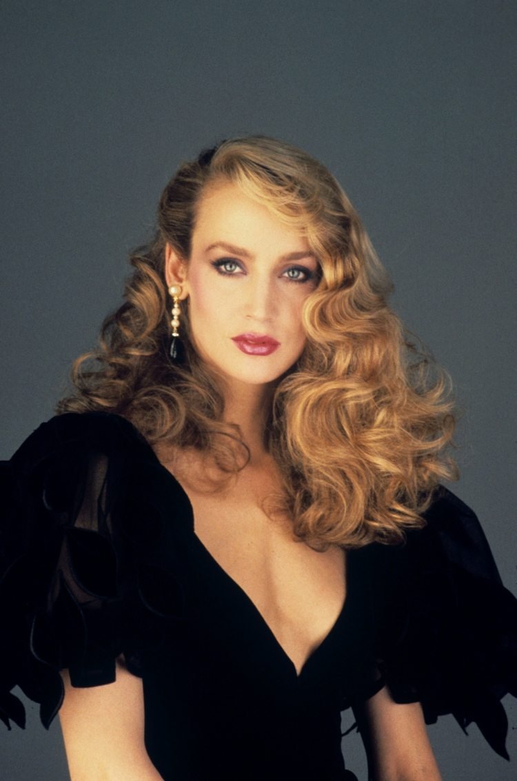 Účesy Jerry Hall Účesy 70. roky Retro retro kučery Šikmé rany