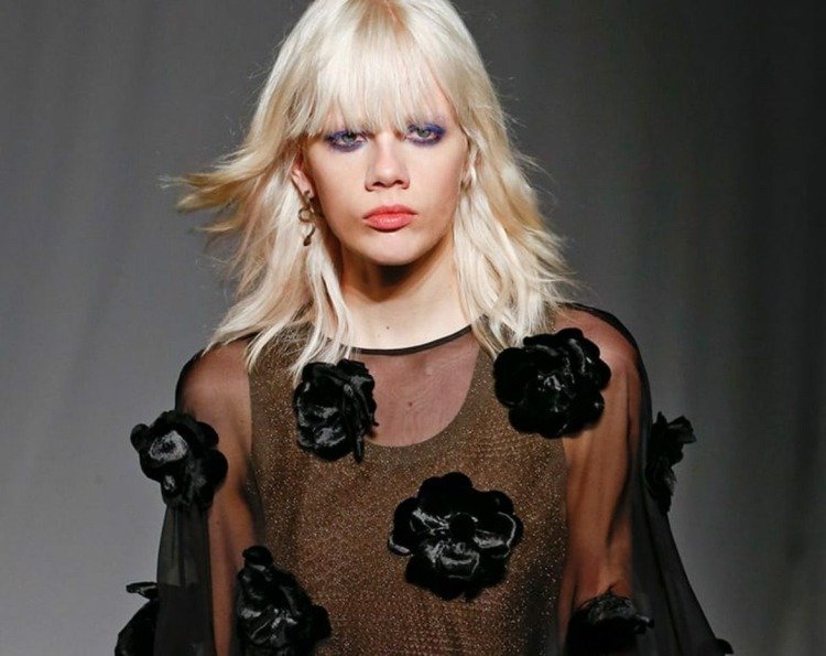 Účesový účes s ofinou vlasy trendy vlasy 70. rokov