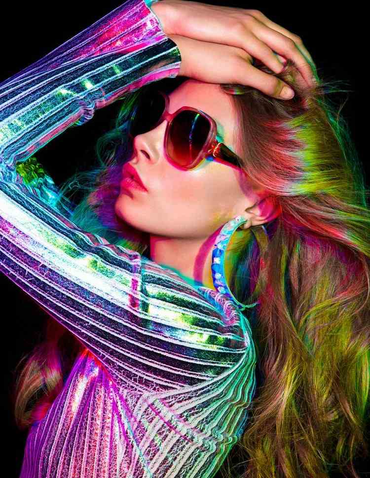 strieborná blúzka a veľké náušnice 70. roky-móda-párty-disco-strieborné-oblečenie-veľké náušnice