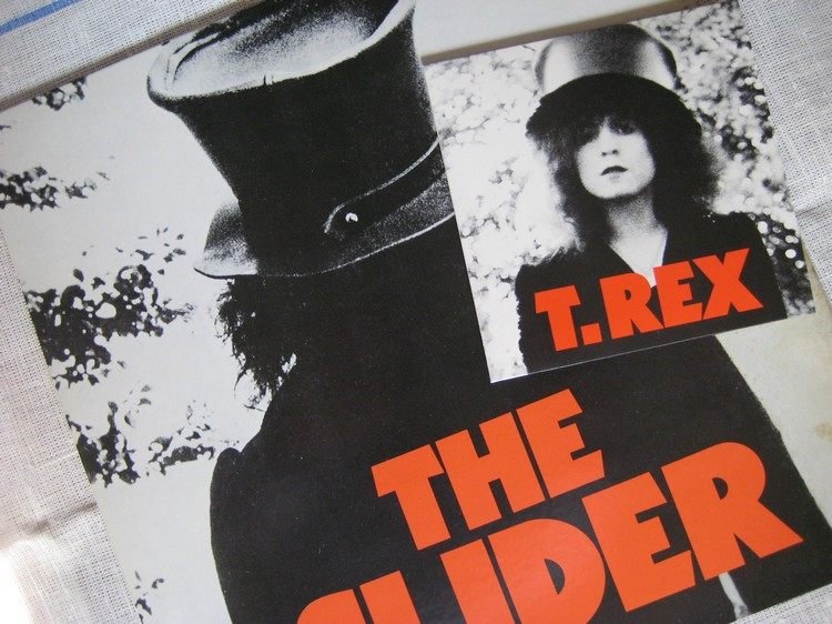 Marc Bolan - cylindrový klobúk a stredne dlhé vlasy 70. roky-móda-párty-muži-Marc-Bolan