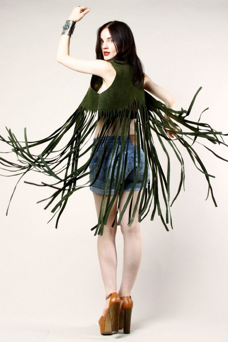 Kožená vesta s strapcami v khaki farbe 70. móda-párty-vesta-lemované-kožené-khaki-denimové šortky