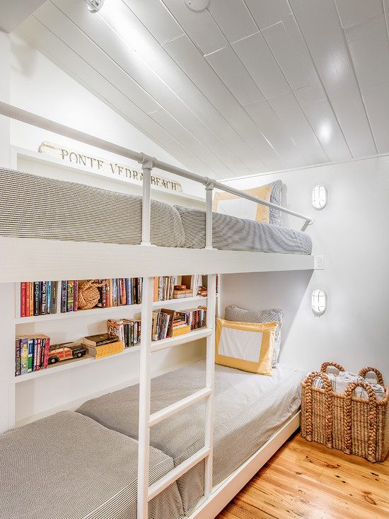 detská izba priestorovo úsporný nábytok námorná poschodová posteľ lakovaná bielym rebríkom