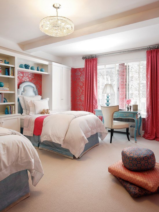 tradičné zariadenie detských izieb pre súrodencov čalúnená posteľ červené závesy