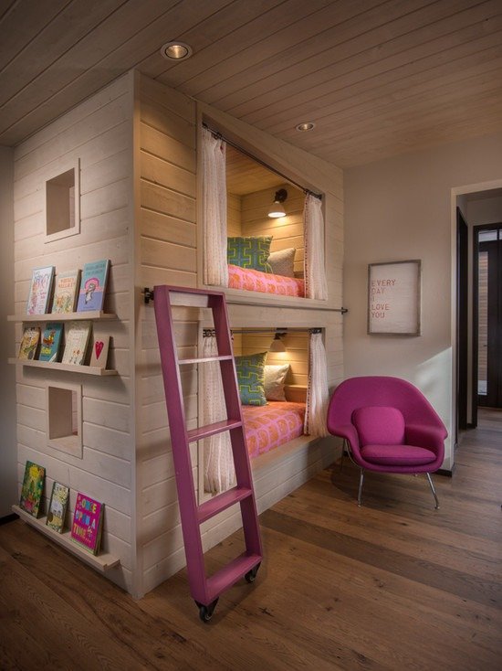domček na hranie v detskej izbe postavte poschodové postele s rebríkovým relaxačným kreslom-purpurové vankúše