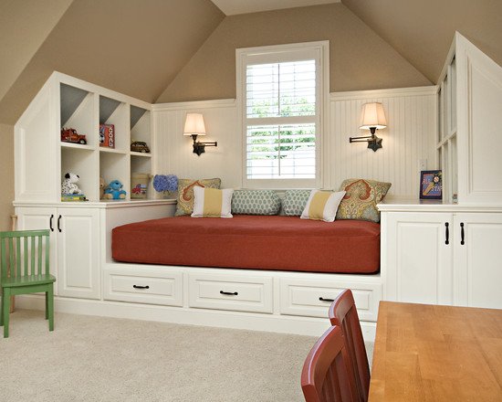 Detská izba sedlová strecha parapet posteľ drevená skrinka vstavaný systém-biela