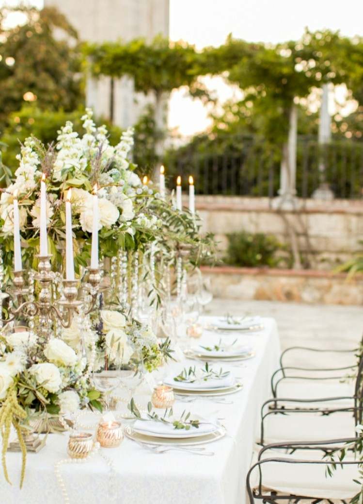 nápady na svadobnú výzdobu stredomorský štýl svieže kvety stoličky kovové