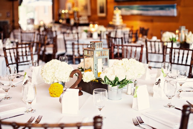 Lampa z hortenzie, rustikálna dekorácia stola vo vidieckom štýle