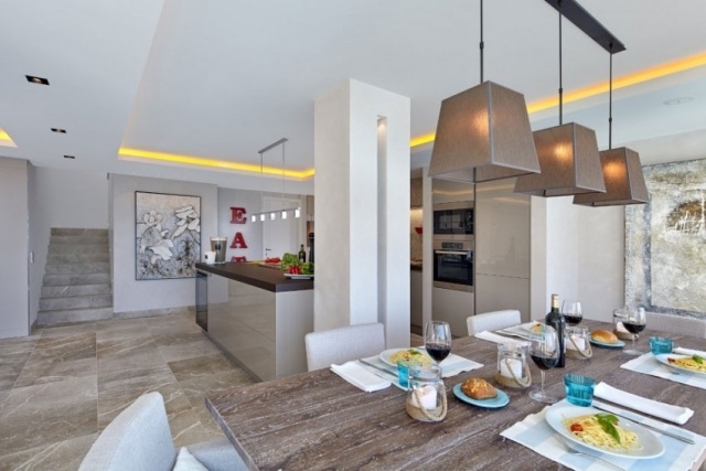 Osvetlenie v obývacej izbe jedálenský kút-skupinové závesné svetlá-hnedé