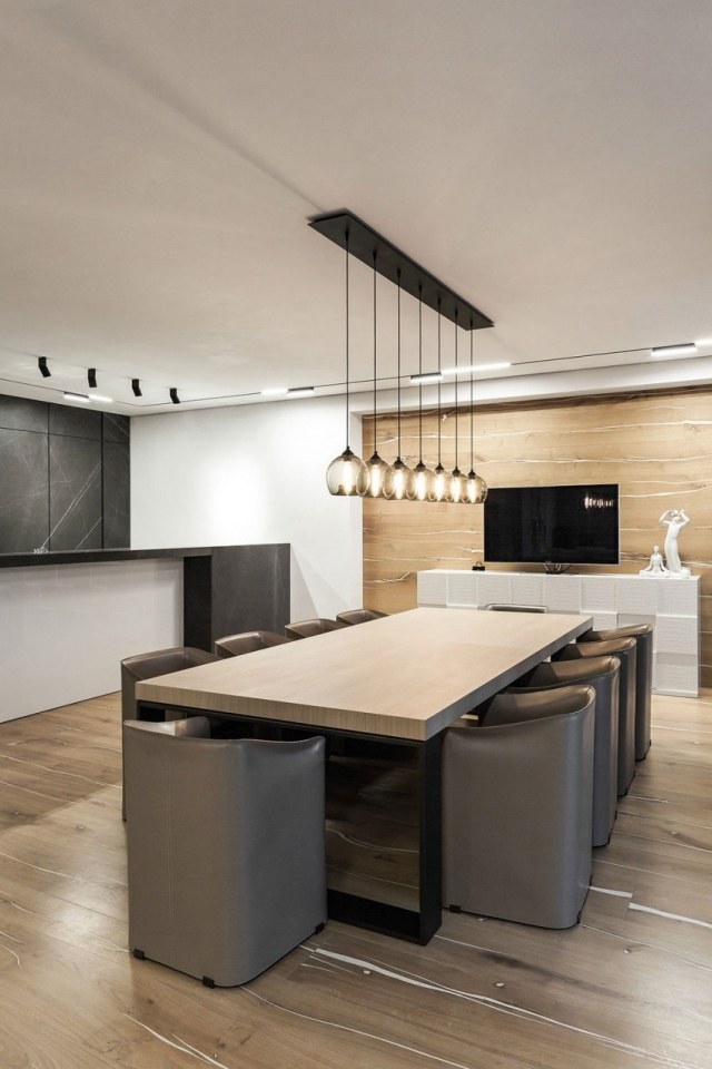 osvetlenie-jedálenský kút-drevo-taupe-elegantné-závesné svetlá