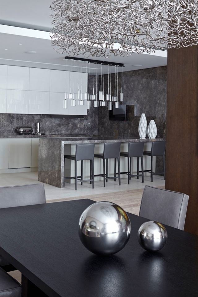 osvetlenie-jedálenský kút-luster-kov-jedálenský stôl-jedálenský pult-závesné svetlá