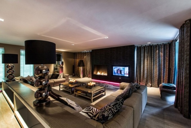 osvetlenie-obývačka-vstavané-svetlá-strop-dosky stolu