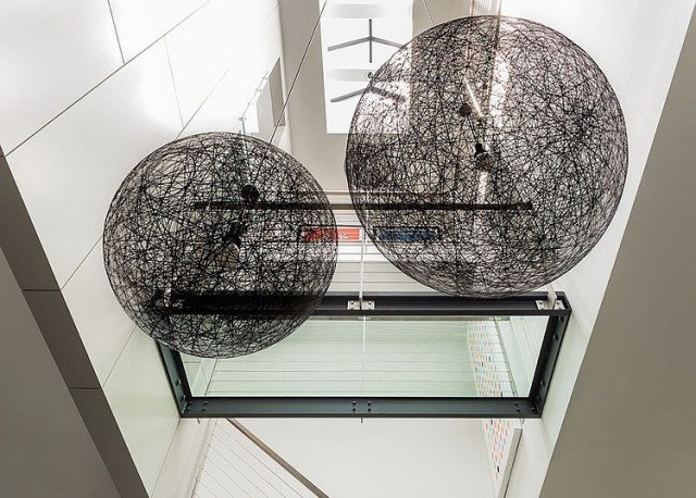 moderné-svetlá-čierne-guličkové svetlá-vlákna-chodba