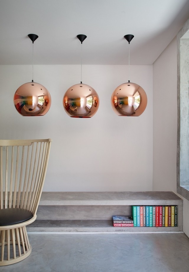 moderný-závesné svetlá-medený-lesklý obývací priestor