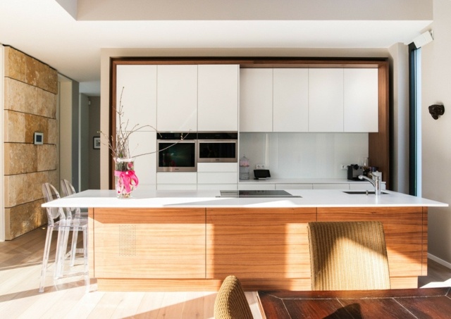 biele-kuchynské skrinky-vzhľad dreva-pevný povrch-prírodný kameň-stena