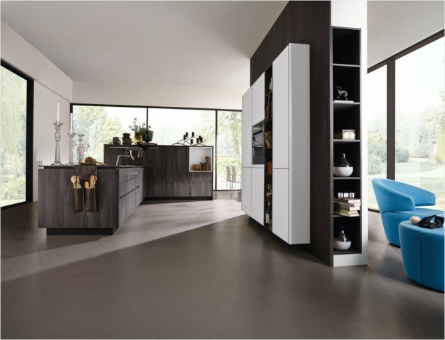 Deliaca stena v kuchyni-čalúnené kreslo-sivé farby