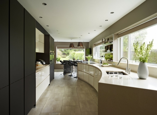 matný-čierny-povrch-kuchynské-skrinky-zaoblené-tvary-drez-a-kuchynský-ostrov