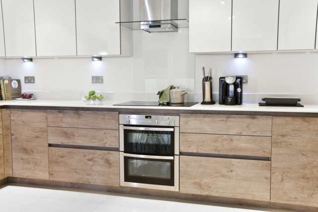 Kuchynské skrinky s dreveným vzhľadom-miska s vysokým leskom-limetka-v-skle