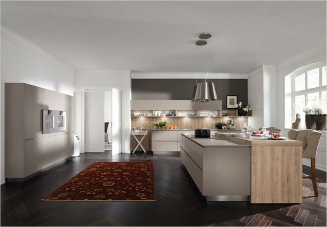 Drevená podlaha-tmavosivá-kuchynské zariadenie-a-kovová optika