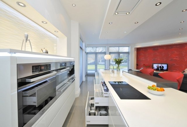 Sklo-a-nehrdzavejúca oceľ-kuchyňa-ostrov-keramika-varné platne-červená-stena