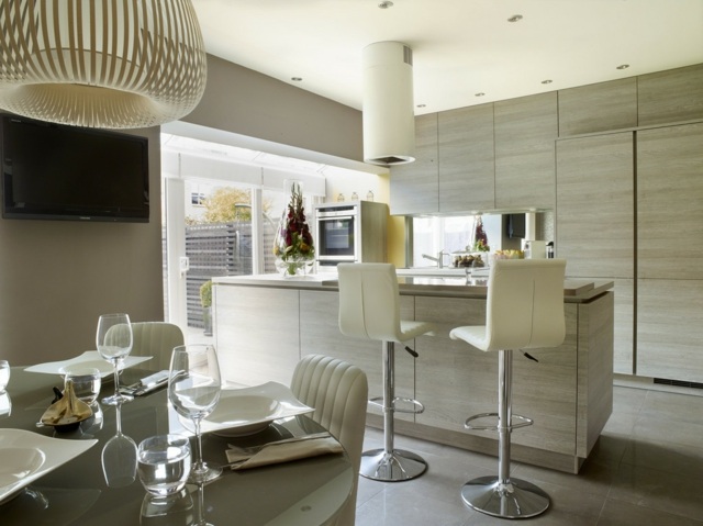 Kuchynské zariadenie so skleneným stolom s koženými stoličkami a drevom