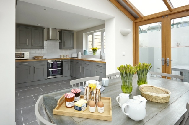 Podkrovie-byt-sivá-kuchynská linka-skrine-s nerezovými úchytkami