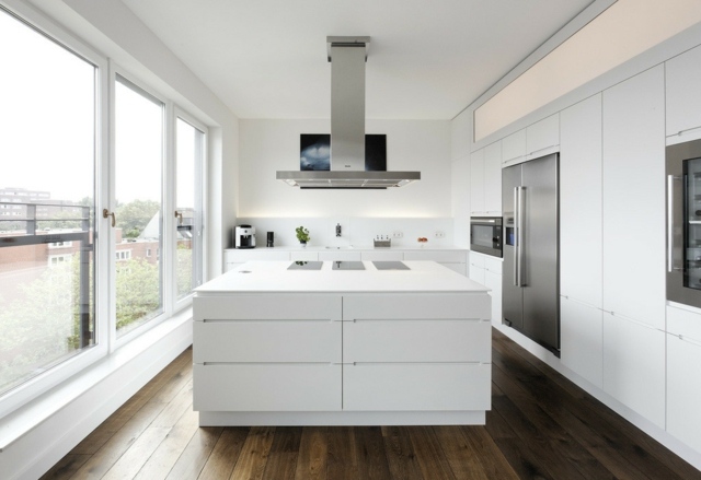 Kuchynská linka z nehrdzavejúcej ocele a s pevným povrchom a vstavanou chladničkou