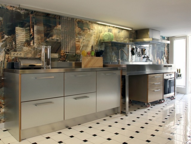 Vzhľad z nehrdzavejúcej ocele-s-dlaždicami-v-malom formáte-kuchyňa-s-umením