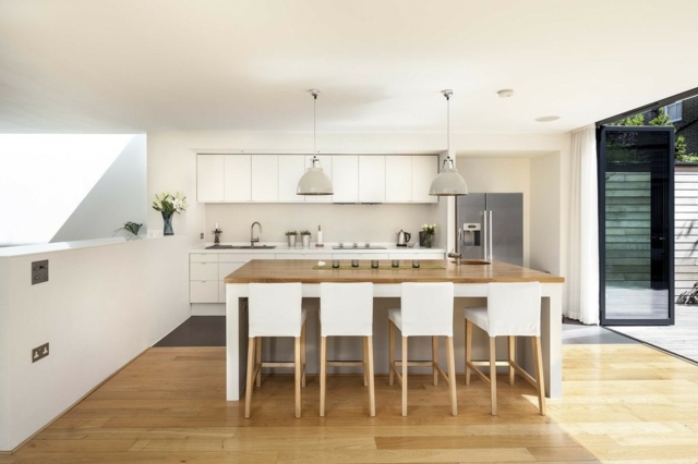 Posuvné dvere-do-kuchyne-drevený-stôl-a-kuchynský-ostrov