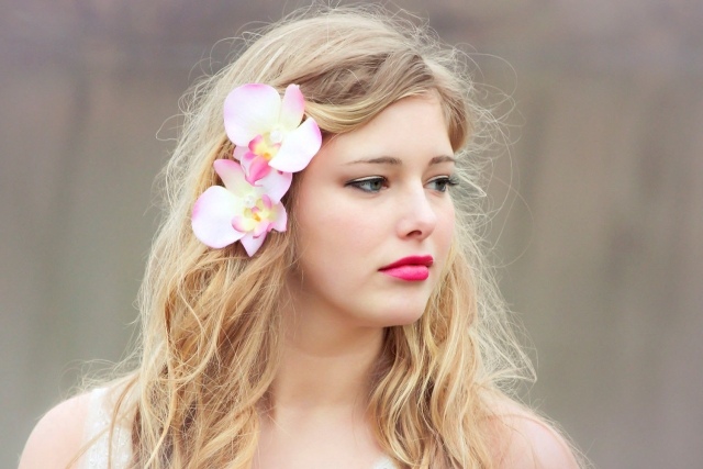 kvety-dekorácia-vlasy-žena-blondínka-profil