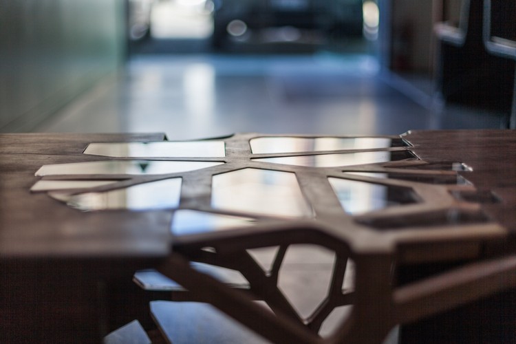 Drevo a sklo tvoria bunkový vzor dizajnér-konferenčné stolíky-vzor drevo-sklenená bunka