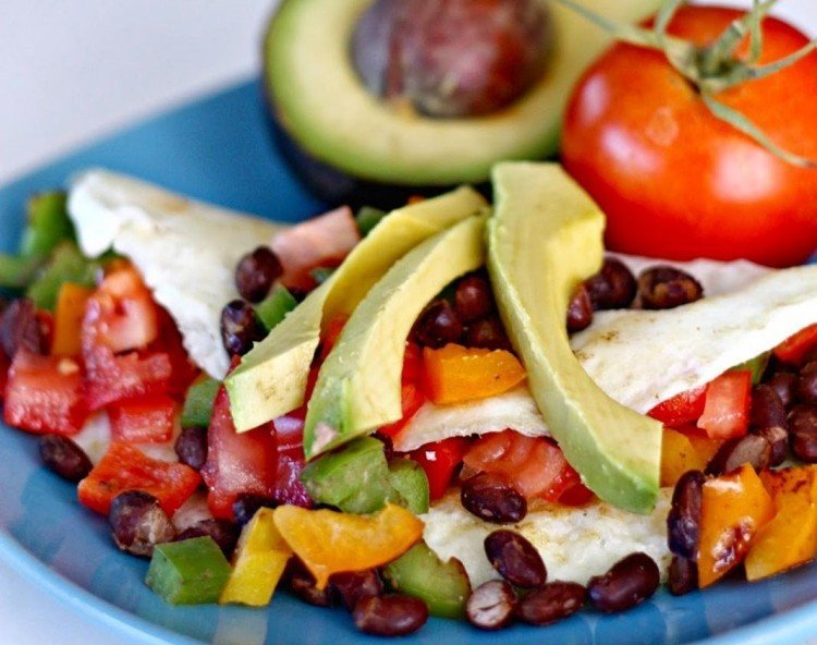 Recepty na zdravé raňajky na chudnutie zdravé recepty raňajky-zelenina-avokádo