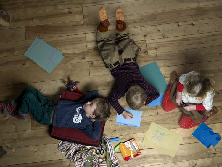 zamestnať deti tvorivými aktivitami na trávenie času vianočné hry-vianočné-hry-deti-farba-vyrezávať-nuda