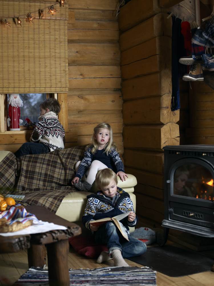 Kreatívnymi aktivitami a hrami sa deti zabávajú ako strata času vianočné hry-vianočné-hry-deti-čítanie-vianočné-príbeh-krb