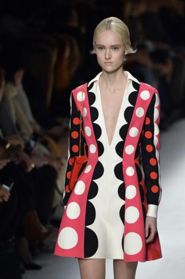 Minisukne, kolekcia jeseň-zima-2014 Valentino Kolekcia-Výkonné-výtlačky-šesťdesiate roky Módne trendy-jeseň-zima-2014-Valentino-60. roky-minisukne-silné potlače