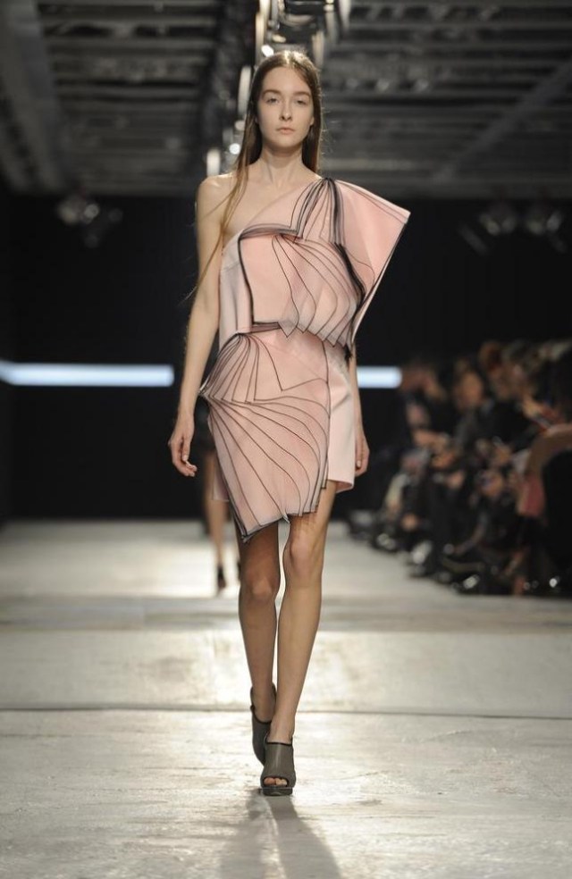 Origami šaty Christophera Kana v prašnej ružovej zime 2014 Christopher-Kane-origami-šaty-Londýn-Fashion-Week-2014-jeseň-zima
