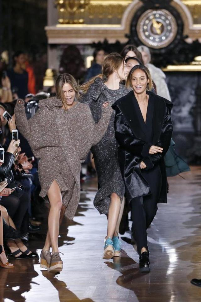 Normcore-móda pre ženy-ploché platformové topánky-Stella McCartney-zimná kolekcia cara-delevingne-Joan-Smalls-normcore-obuv-mikiny-Stella-McCartney-zimná kolekcia