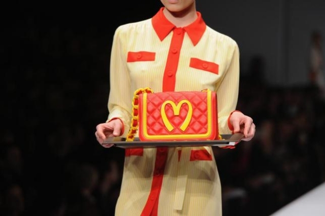 Moschino predstavuje kolekciu rýchleho občerstvenia-móda-kolekcia-jeseň-zima-2014-2015 Franchise Moschino-fast-fashion-collection-jeseň-zima-2014-inšpirovaná-rýchlym občerstvením